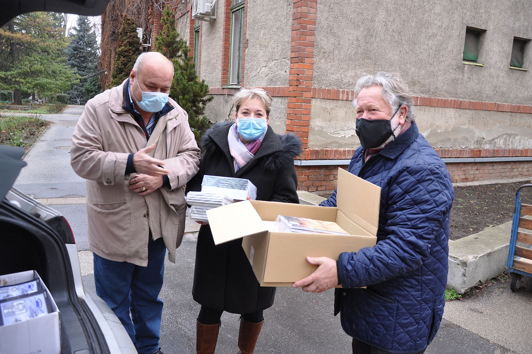 Könyvajándékban részesültek a Szent György Kórház munkatársai